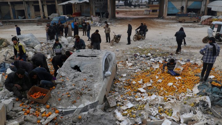 مقتل 19 مدنياً بينهم 7 اطفال في قصف جوي على بلدة بمحافظة ادلب السورية