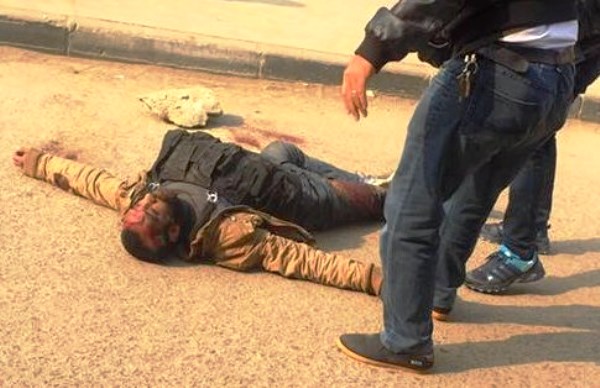 صورة بثتها وسائل اعلام مصرية لما يفترض أنها جثة المهاجم في حلوان (تويتر)
