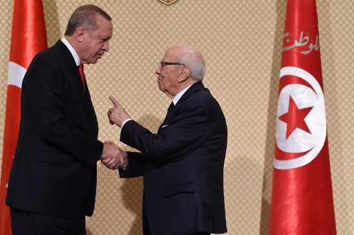 أردوغان يوقع في تونس اتفاقات تجارية ودفاعية