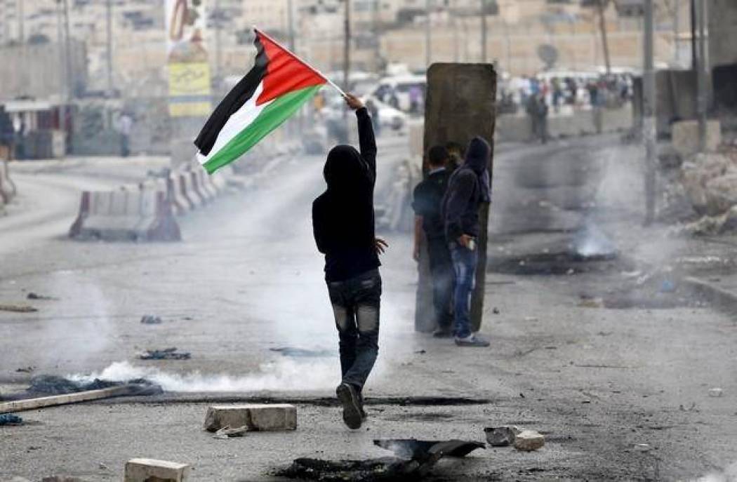 وفاة فلسطيني متاثرًا بجروح أصيب بها في مواجهات بغزة