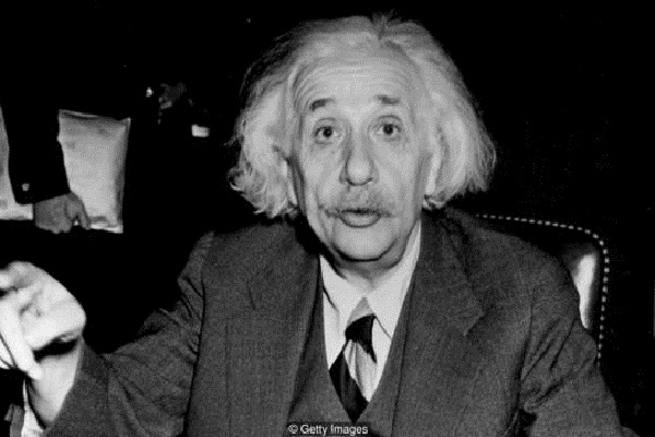 ماذا تعلّمُنا عادات أينشتاين الغريبة؟