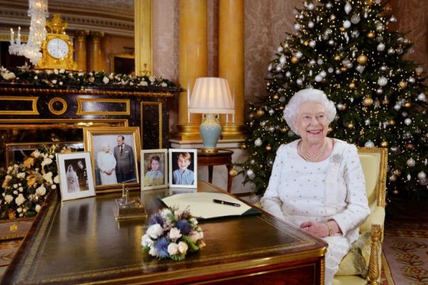 الملكة اليزابيث توجه في رسالة الميلاد تحية لضحايا الاعتداءات