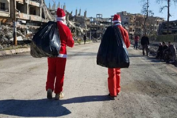 سانتا كلوز وشجرة ميلاد في مدينة الرقة السورية