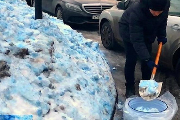 ثلج أزرق يتساقط على مدينة بطرسبورغ الروسية
