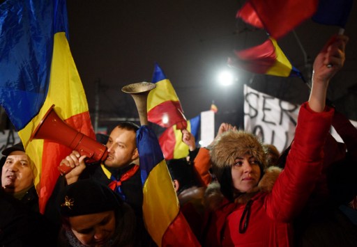 رئيس وزراء رومانيا ينجو من تصويت بحجب الثقة في البرلمان