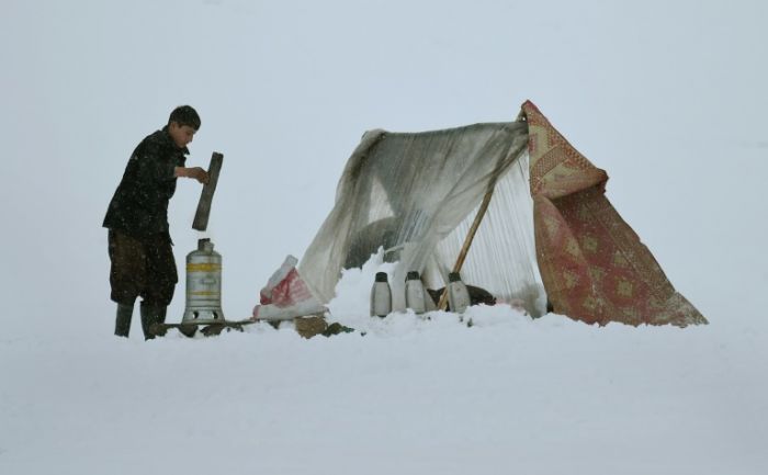 القرويون يبحثون عن المفقودين بعد الانهيارات الثلجية في افغانستان