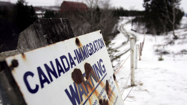 مهاجرون يصلون من الولايات المتحدة الى كندا بعد عبورهم الحدود مشيا