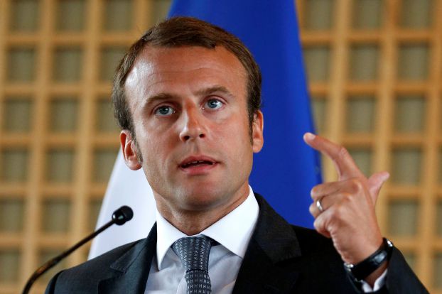 المرشح للرئاسة الفرنسية ماكرون يسخر من شائعات تفيد بانه مثلي الجنس