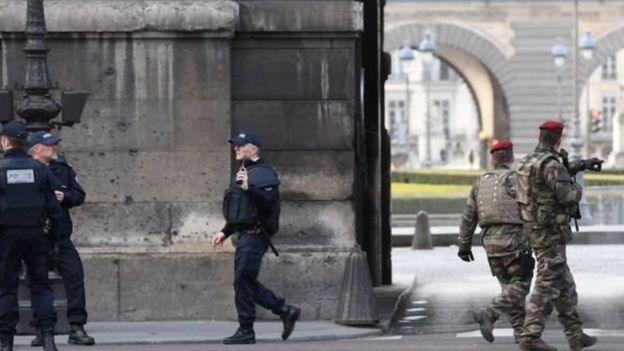 الوضع الصحي لمنفذ اعتداء اللوفر في باريس يتحسن