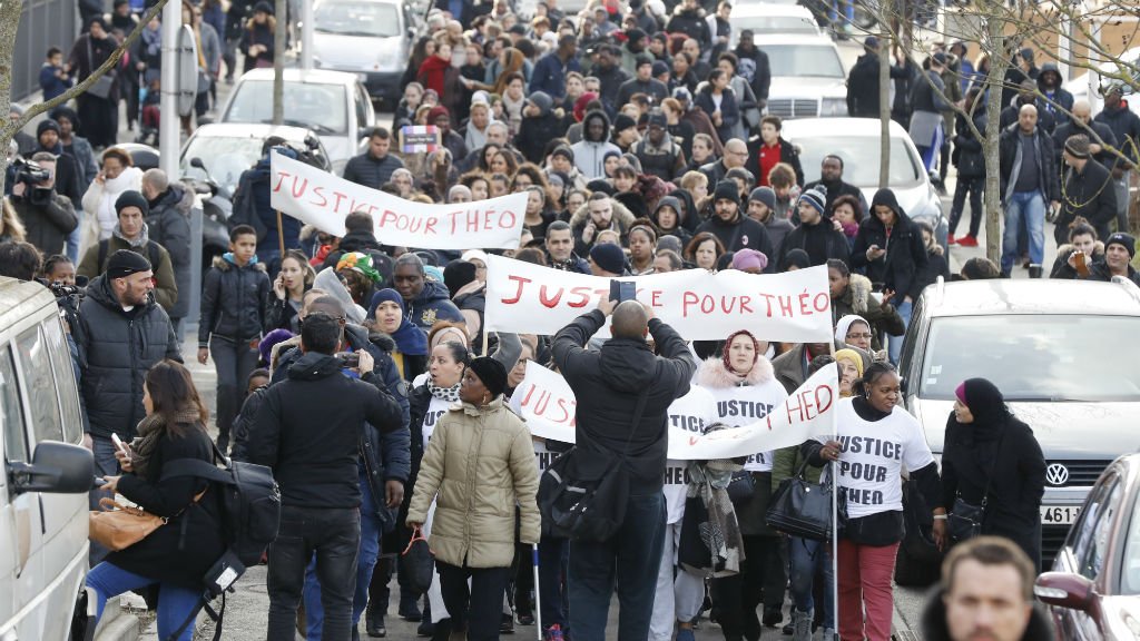 حوادث على هامش تظاهرة احتجاج بعد اغتصاب شرطي شابا اسود في باريس
