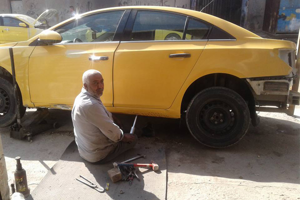عراقيون يؤسسون إتحادًا لتصليح «التاكسي» مجاناً