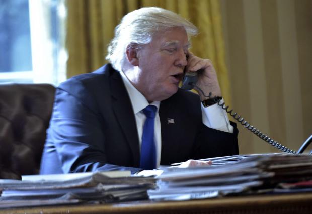 نائبان أميركيان يطالبان بتفاصيل عن أمن هاتف ترامب الذكي