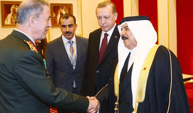 عاهل البحرين يصافح رئيس الأركان التركي 