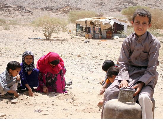 الجوع يدفع مئات الاطفال اليمنيين الى الشارع للتسوّل
