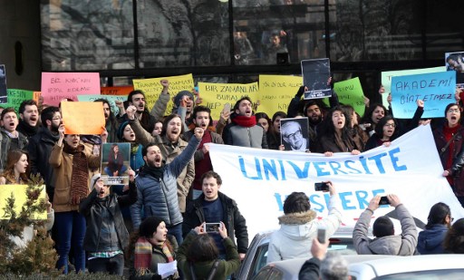 أكاديميون اقيلوا ضمن حملة التطهير في تركيا يحتجون