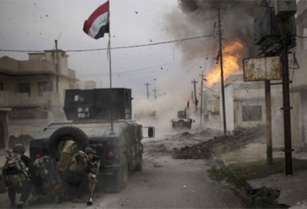 قوات عراقية تقاتل بأحد احياء الموصل