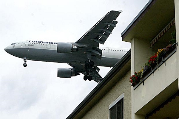 طائرة على علو منخفض في ضواحي فرانكفورت
