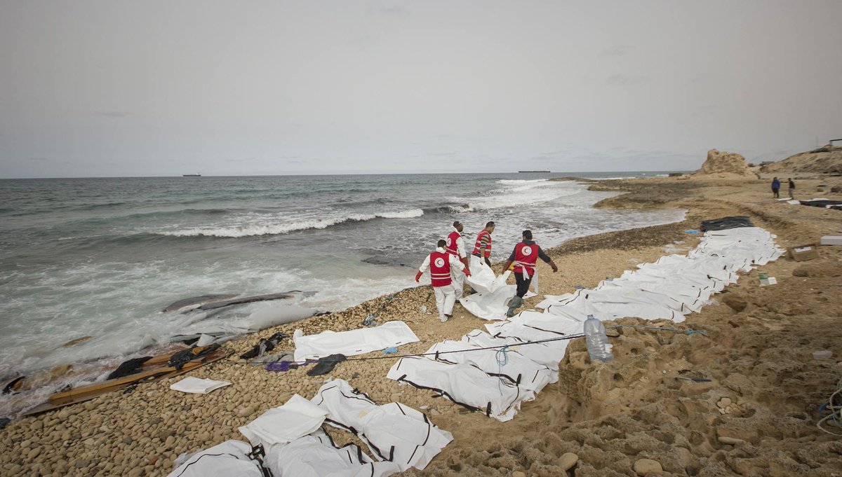 74 جثة لمهاجرين على شاطئ قرب طرابلس الليبية