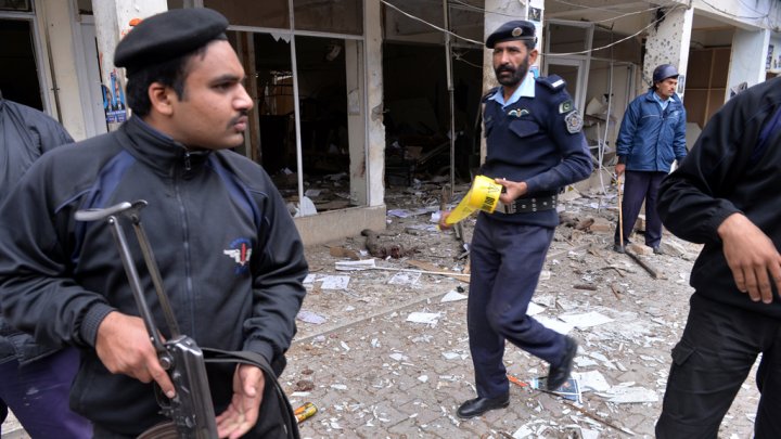 5 قتلى في هجوم شنه انتحاريون على مجمع للمحاكم بباكستان