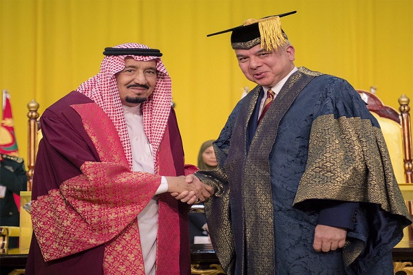 الملك سلمان خلال منحه الدكتوراة الفخرية من جامعة مالايا 
