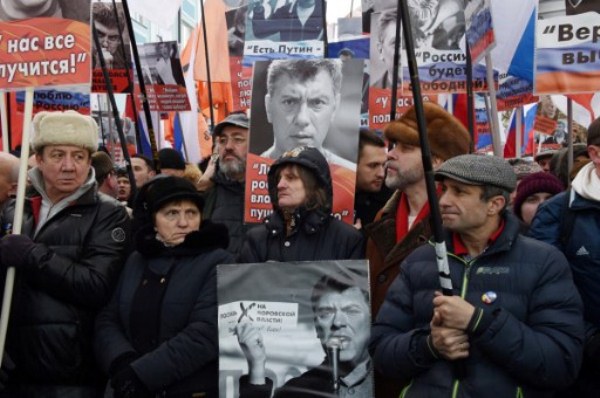 الآلاف يحيون ذكرى اغتيال المعارض نيمتسوف في موسكو