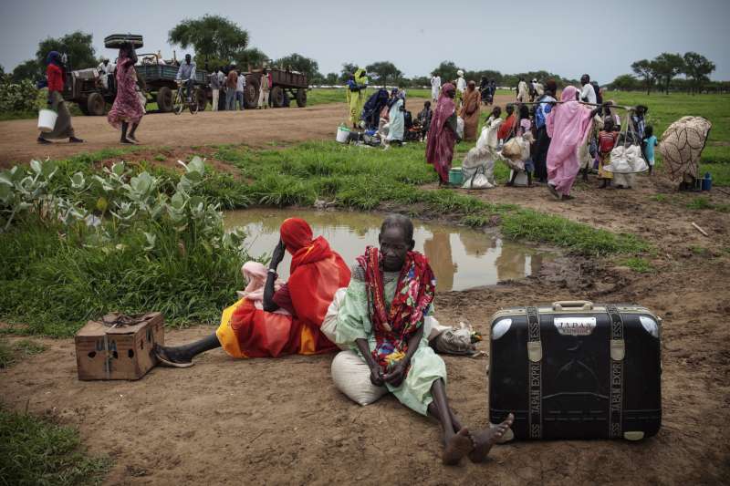 مخيمات السودان خشبة خلاص لجنوبيين يفتك بهم الجوع