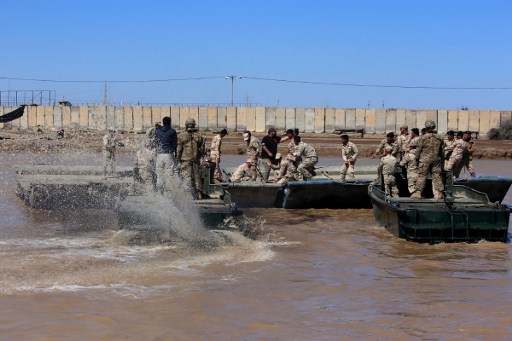 قوات اميركية تدرب جنودا عراقيين لنصب جسور عائمة
