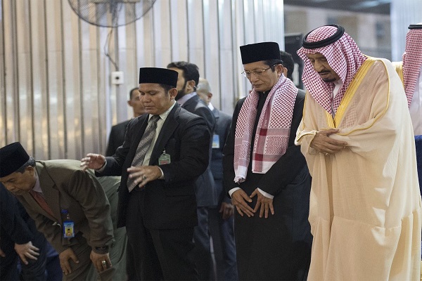 العاهل السعودي ورئيس إندونسيا خلال الصلاة في مسجد الاستقلال