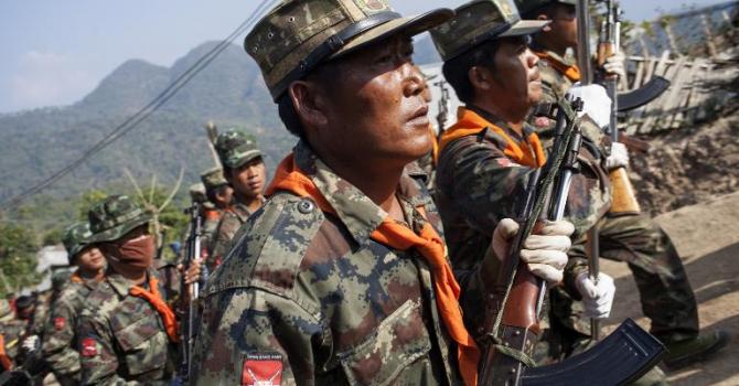 30 قتيلًا في معارك في بلدة بورمية قرب الصين
