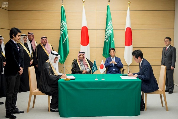 العاهل السعودي ورئيس وزراء اليابان يشهدان توقيع اتفاقيات للتعاون بين البلدين