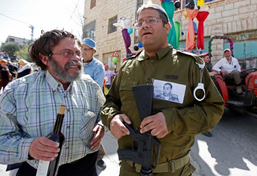 مستوطنون في الخليل يكرمون جنديا اسرائيليا دين بالاجهاز على فلسطيني جريح