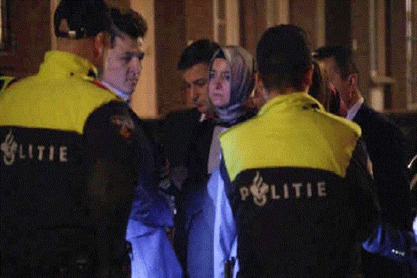 الشرطة الهولندية تحيط بوزيرة الاسرة التركية 