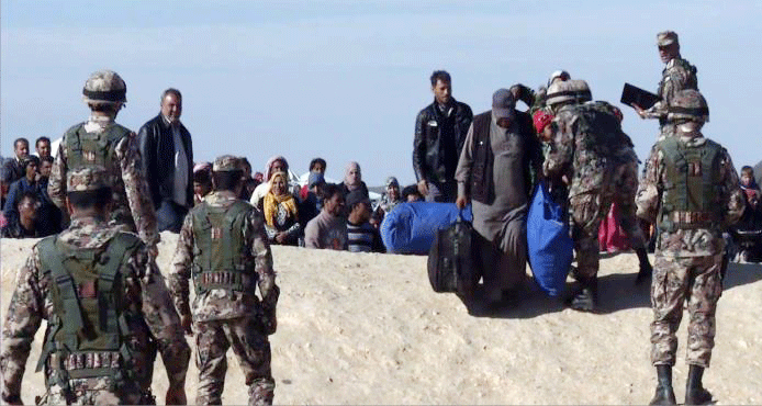 حرس الحدود الاردني يساعد لاجئين سوريين 