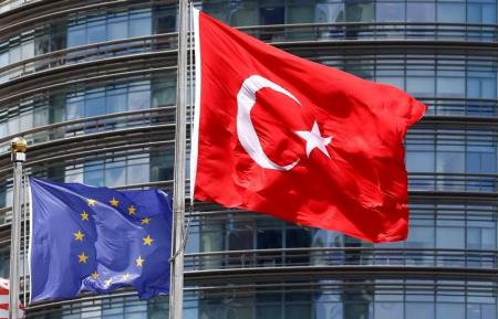 الازمة بين تركيا واوروبا تصل الى الانترنت