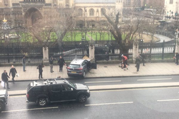 إطلاق نار أمام مبنى البرلمان البريطاني والشرطة تقتل المهاجم
