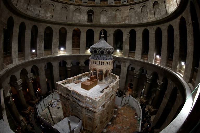 فتح موقع قبر المسيح في القدس أمام الزوار بعد انتهاء ترميمه