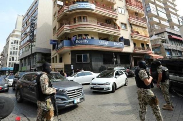 القضاء اللبناني يدعي على 18 شخصا حولوا أموالا لداعش