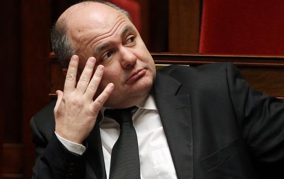 وزير الداخلية الفرنسي وظف ابنتيه القاصرتين في الجمعية الوطنية