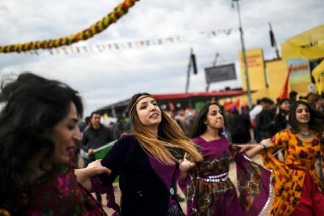 أكراد يحتفلون بالنوروز في تركيا رغم إطلاق نار