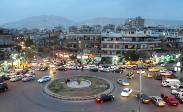 طاولات زهر وكرة قدم في حي دمشقي بعد أسبوع معارك