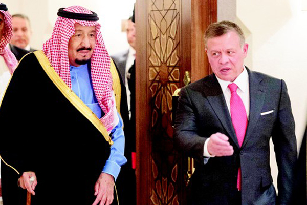 ملك الأردن يقلد العاهل السعودي أرفع وسام أردني