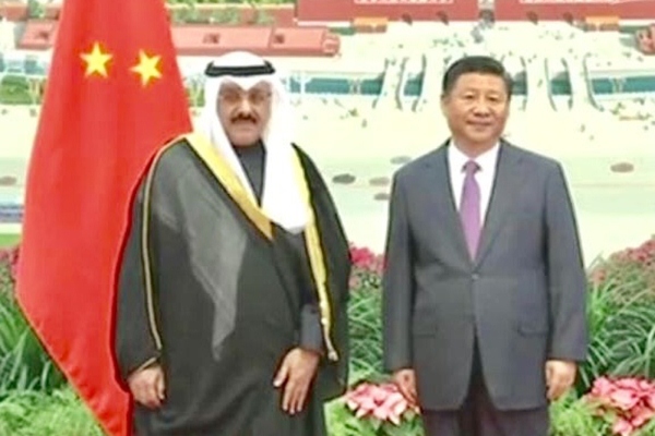 الرئيس الصيني شي جين بيينغ خلال لقاء مع سفير الكويت سميح جوهر حيات