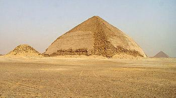 اكتشاف بقايا هرم شيد قبل 3700 عام في مصر 