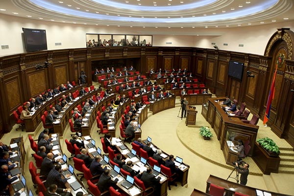 أرمينيا تنتخب برلمانها بعد إقرار تعديلات دستورية
