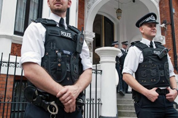 الشرطة البريطانية توقف مشتبها به كان يحاول مغادرة البلاد
