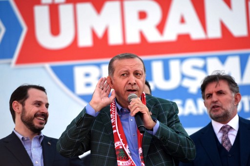 اردوغان ومعارضوه يعقدون آخر تجمعاتهم الانتخابية قبل استفتاء الاحد