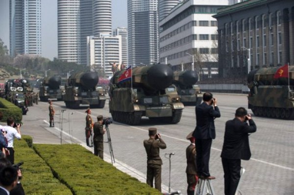 كوريا الشمالية تعرض صواريخ جديدة عابرة للقارات