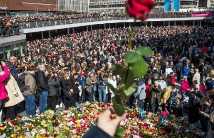 السويد المصدومة تكرّم ضحايا اعتداء الجمعة