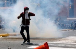تظاهرة في فنزويلا تتخللها اشتباكات بين الشرطة ومعارضين