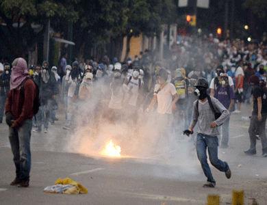 دوامة العنف في فنزويلا توقع 20 قتيلاً في 3 أسابيع